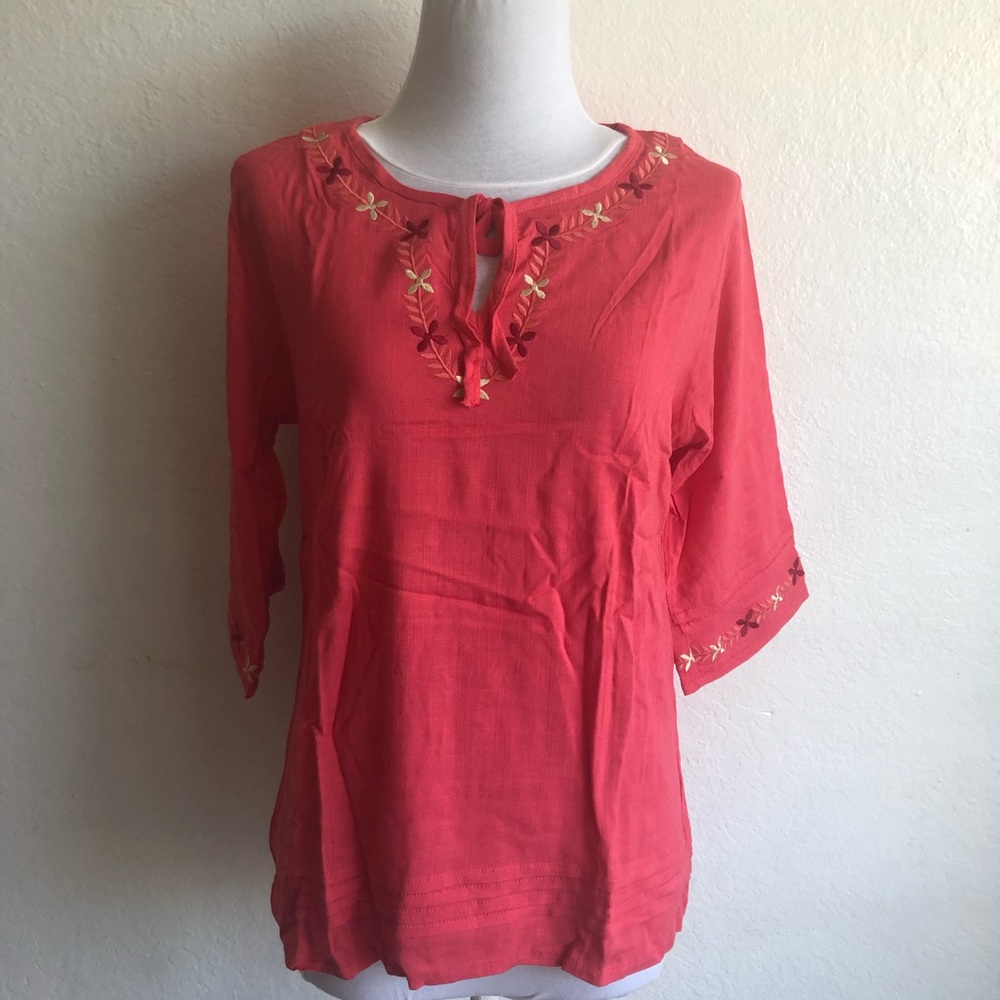 Blouse round neck trimmed flowers design